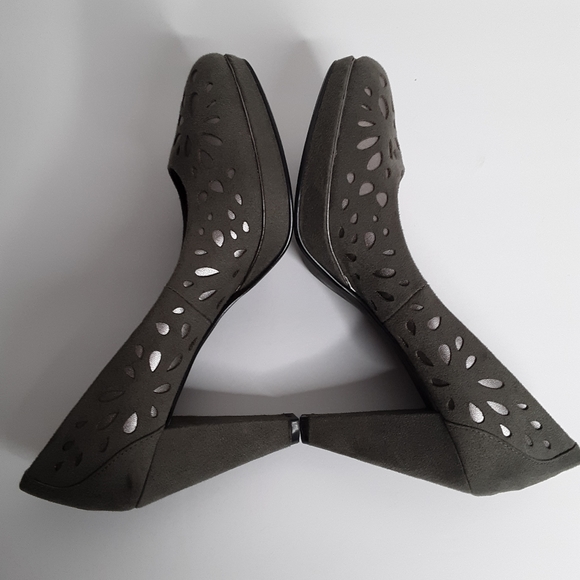 Yellow Box olive faux suede platform pumps - Picture 3 of 8